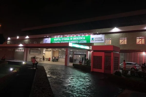 Foto colorida do Hospital de Emergência e Trauma Humberto Lucena, onde PM baleado foi transferido - Metrópoles