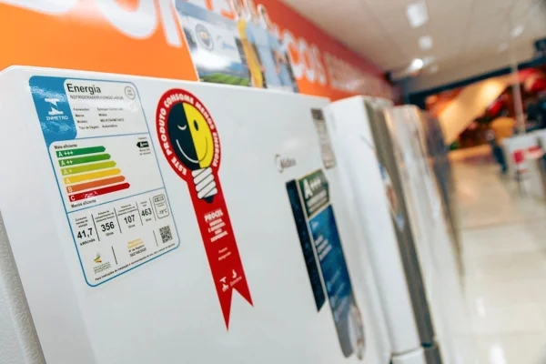 Imagem colorida de geladeira com adesivo de indicador de índice de consumo de energia