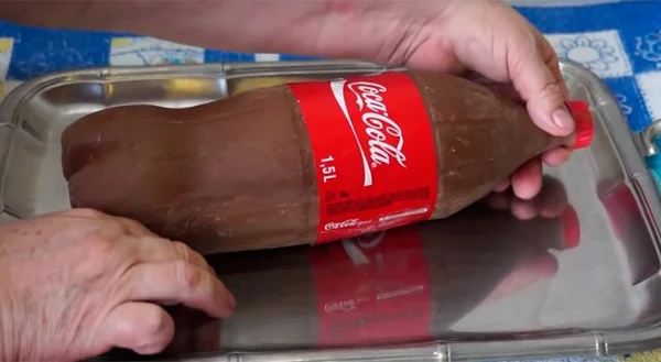 Bolo de chocolate feito em garrafa de Coca-Cola vira febre na web