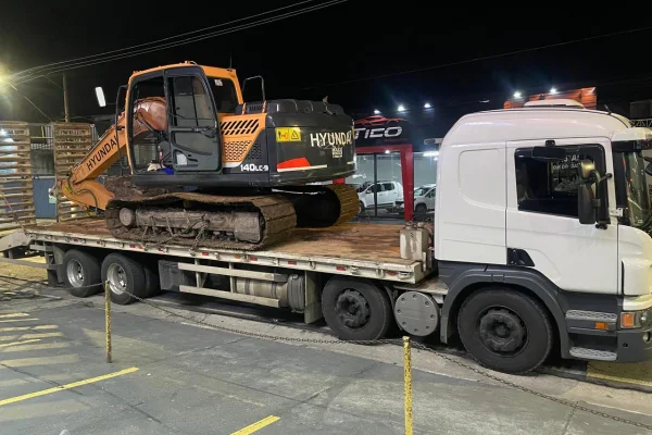 Foto colorida de carreta roubada por quadrilha, na Marginal Tietê, na capital paulista.