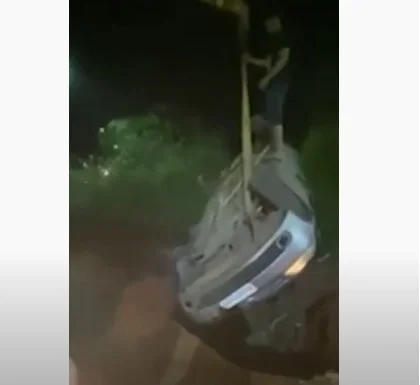 Carro com família de quatro pessoas cai em cratera em Goiás; vídeo