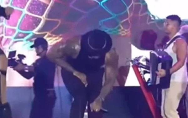 Frame do momento em que Leo Santana é atingido por um celular nas partes íntimas - Metrópoles