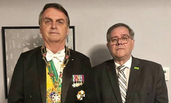 Imagem colorida de Jair Bolsonaro e o médico Ricardo Camarinha - Metrópoles