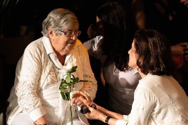 Marieta Severo consola mãe de Jorge Fernando em velório