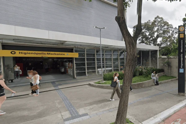 Imagem colorida de saída da estação onde médico e advogado foram esfaqueados - Metrópoles