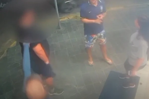 Captura de tela de câmera de segurança que flagrou homicídio de homem em Caraguatatuba, no litoral de São Paulo. - Metrópoles