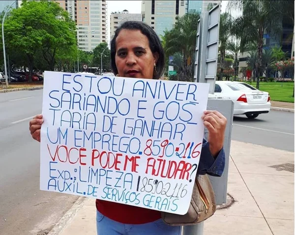 No DF, mulher faz aniversário e pede emprego de presente
