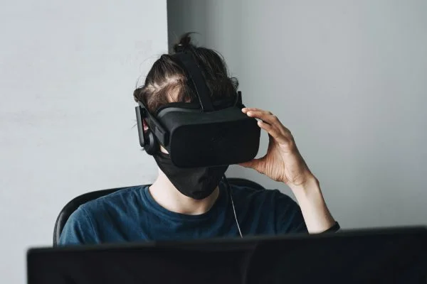Pessoa com óculos de realidade virtual