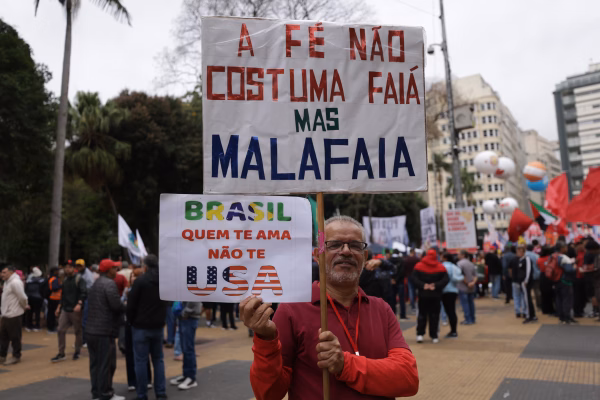 Manifestacao de partidos de esquerda e forcas sindicais se reunem na Praca da Republica em Sao Paulo na manha deste domingo feriado da independencia da Republica Metropoles 5