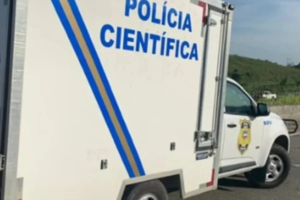 Foto colorida de viatura da polícia científica - IML
