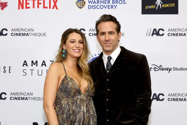 Blake Lively e Ryan Reynolds posam abraçados - metrópoles