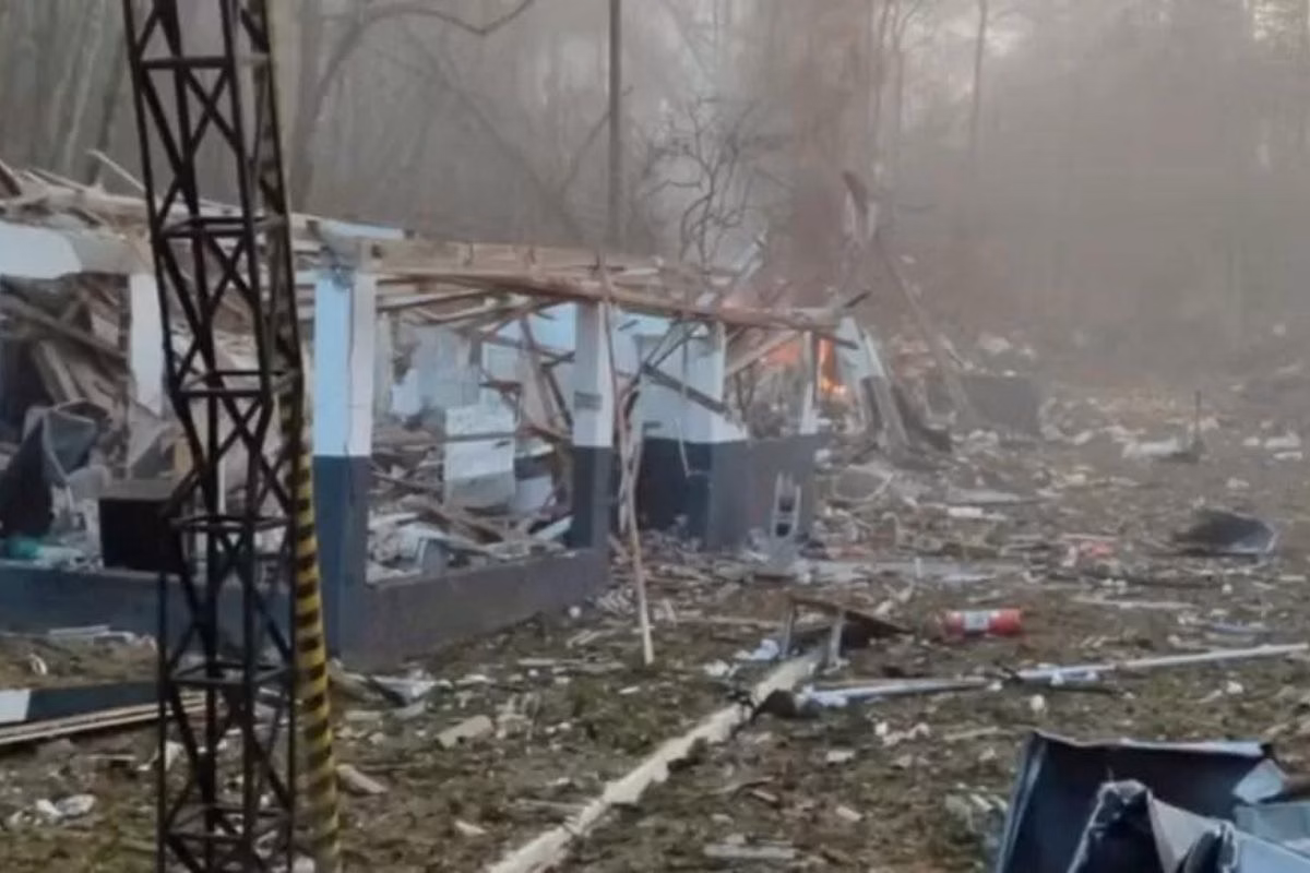 Foto colorida de destroços após explosão em fábrica - Metrópoles