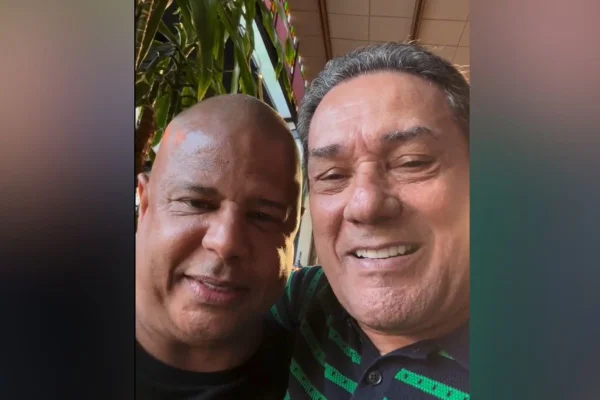 Imagem colorida mostra encontro de Vanderlei Luxemburgo e Marcelinho Carioca em bar de São Paulo - Metrópoles