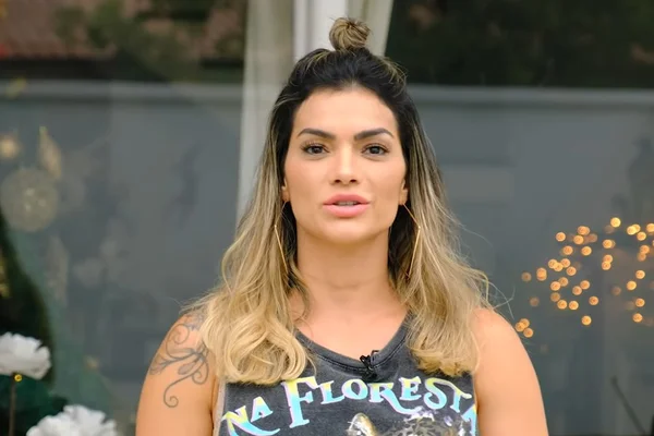 Kelly Key resume vida em 1 minuto e dispara: “Durmo sem calcinha”