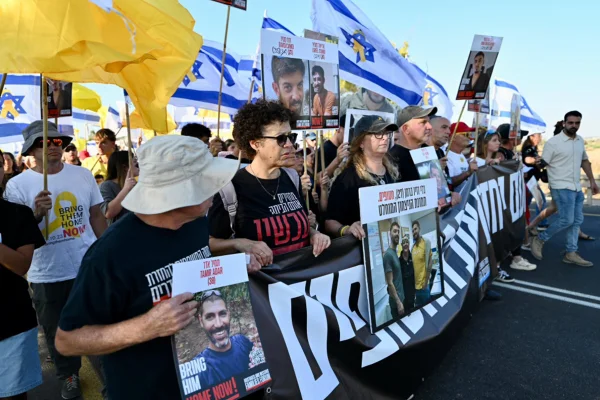 Imagem colorida de Famílias de reféns israelenses convocam marcha antiguerra em Tel Aviv