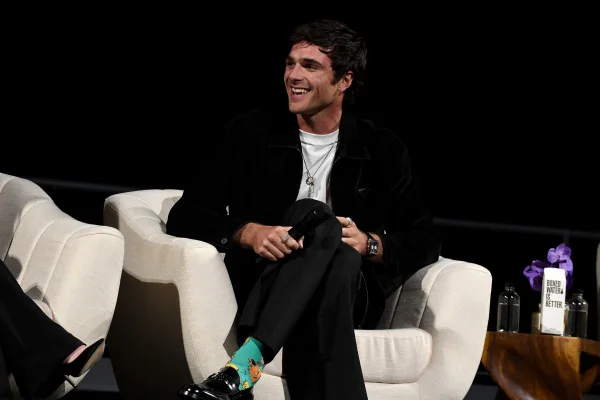 Na imagem com cor, Jacob Elordi usando roupas estilosas com tendências de moda - Metrópoles