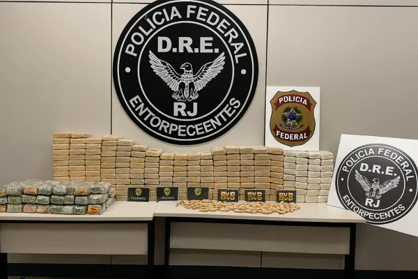 Traficantes escondem 235 kg de cocaína e haxixe em carga de gesso
