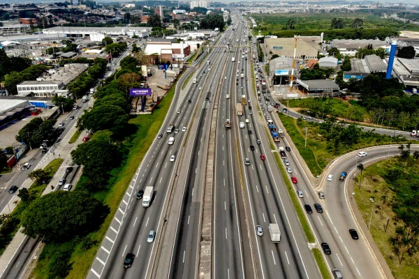 Na Dutra, ao menos 2 milhões de veículos devem circular durante o fim de ano. Maior movimentação está prevista para sexta, sábado e quinta - Metrópoles
