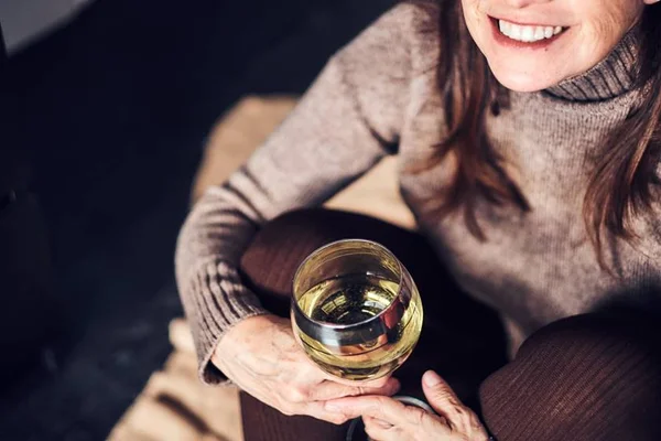 Meia taça de vinho por dia aumenta risco de câncer de mama, diz estudo