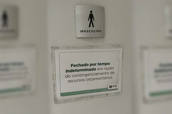 ANP fecha banheiro de funcionários e culpa governo por falta de verba