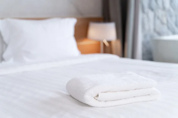 Hóspedes se surpreendem ao ler bilhete inesperado deixado na cama