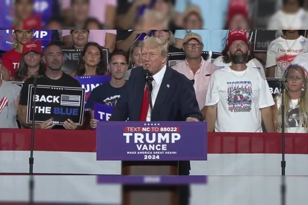 Captura de tela mostra Donald Trump durante comício na Carolina do Norte - Metrópoles