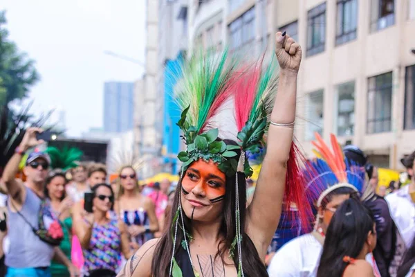 Alessandra Negrini se manifesta após usar fantasia de índia