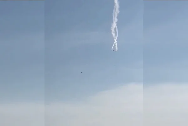 Imagem colorida de avião caindo