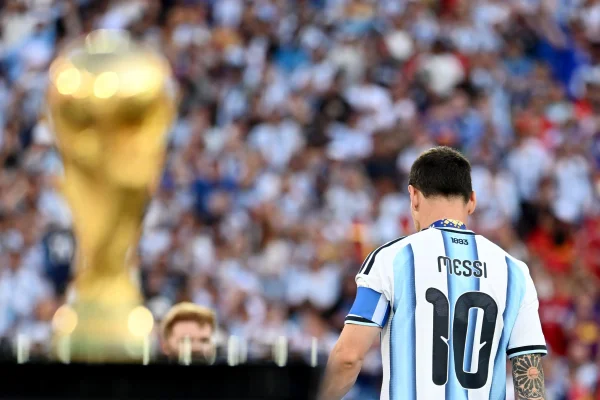 Foto colorida de Messi - Metrópoles