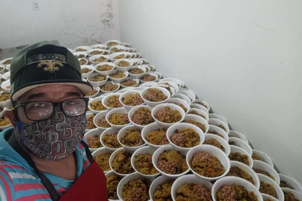 “Tio Marmita” doa 400 refeições por dia para pessoas carentes do DF