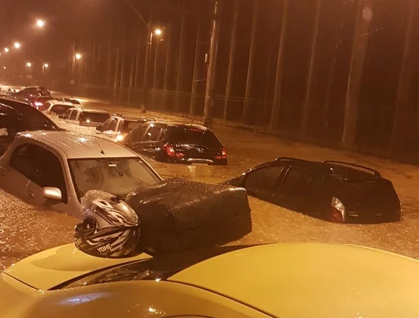 Vídeos: temporal leva municípios do Rio a decretar emergência