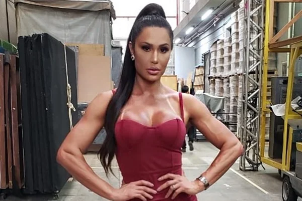 Gracyanne reclama da falta de comida e pede “saladinha bouquet”