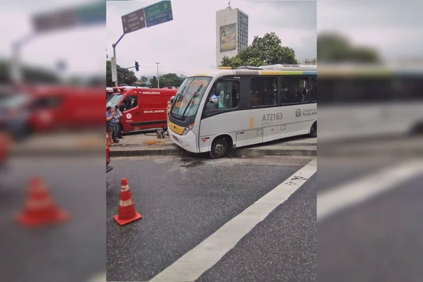 Acidente entre dois ônibus no centro do Rio deixa duas pessoas mortas