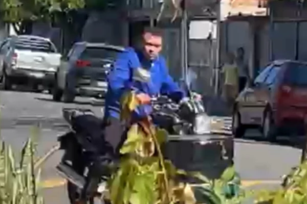 Homem de moletom azul sobre moto - Metrópoles
