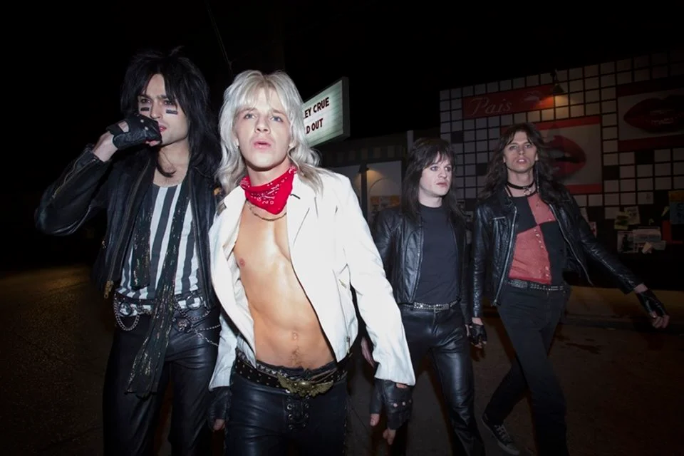 <b>The Dirt - Confissões do Mötley Crüe:</b> baseado na autobiografia da banda Mötley Crüe, o filme dramatiza a história de sucesso e excesso de quatro meninos desajustados das ruas de Hollywood . Assista ao <a href="https://www.youtube.com/watch?v=GxesIJnZsJg" target="_blank" rel="noopener">trailer</a> <b>The Dirt - Confissões do Mötley Crüe:</b> baseado na autobiografia da banda Mötley Crüe, o filme dramatiza a história de sucesso e excesso de quatro meninos desajustados das ruas de Hollywood . Assista ao <a href="https://www.youtube.com/watch?v=GxesIJnZsJg" target="_blank" rel="noopener">trailer</a>