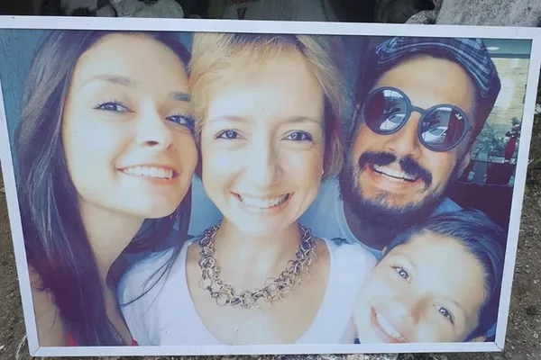 Homem encontra foto de família no mar e localiza donos pela web