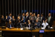 Deputados da oposição ocupam a Mesa do Plenário da Câmara