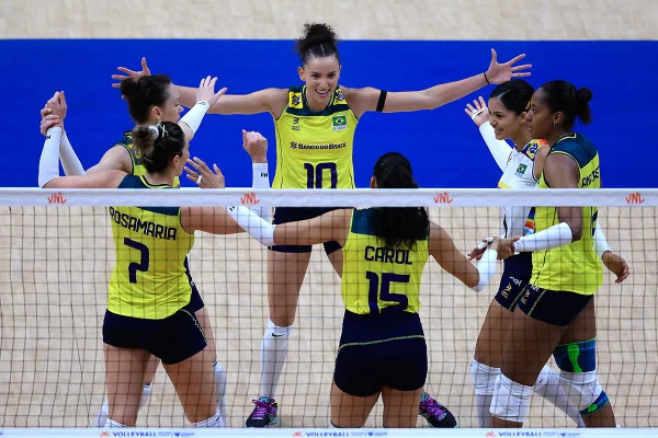 Foto colorida da Seleção Brasileira Feminina de Vôlei - Metrópoles