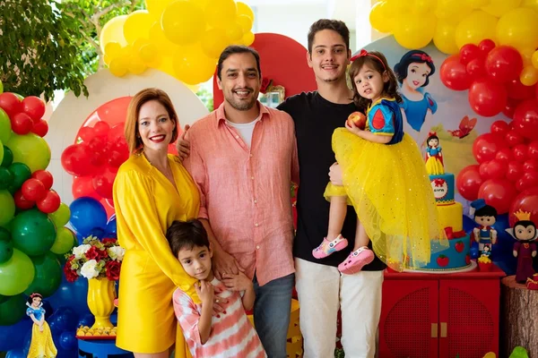 Flávia Guth e Luiz Estevão de Oliveira festejam os 2 anos de Laura