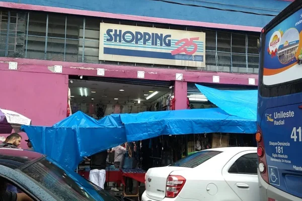 Veja o interior do shopping atingido por incêndio no Brás