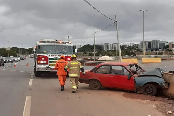 Motorista sem documento acerta mureta na Ponte do Bragueto