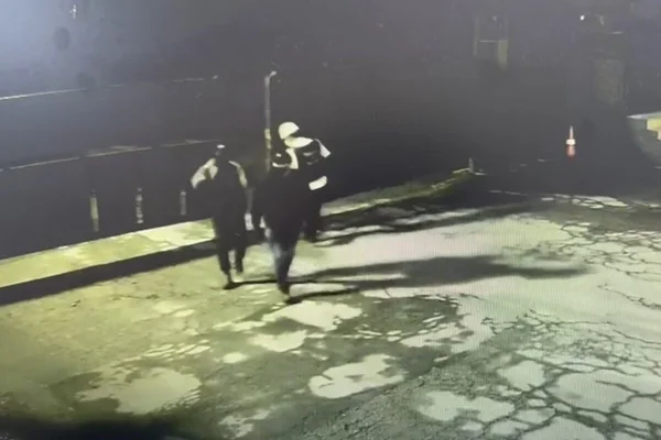 Reprodução de câmera de vigilância com dois homens entraram em área aberta de armazém - Metrópoles