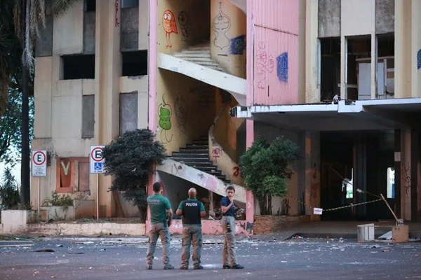 Após negociação, mais um invasor do Torre Palace deixa o local