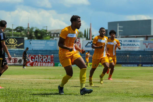 Imagem mostra jogador do Brasiliense comemorando gol na Copinha - Metrópoles