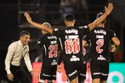 Pedro Emanuel comemorando a classificação com o time 