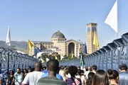 São 10 missas que vão de 00h até às 18h