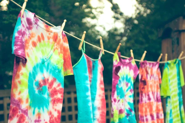 Peças em tie-dye no varal