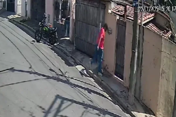 Captura de tela de câmera de segurança que mostra rapper Lil Harrys agredindo gatos em rua de São Paulo. - Metrópoles