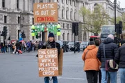 manifestante ambiental, segura cartazes pedindo a proibição do uso de plásticos e ações concretas, em vez de discursos, para enfrentar a emergência climática manifestante ambiental, segura cartazes pedindo a proibição do uso de plásticos e ações concretas, em vez de discursos, para enfrentar a emergência climática