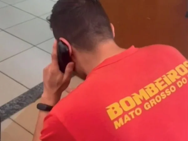 Foto colorida de bombeiro orientando mãe do bebê através do telefone - Metrópoles